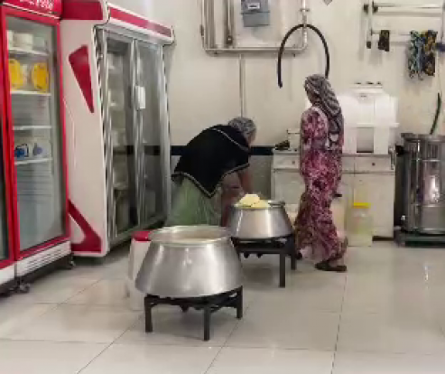 بانویی که با راه اندازی واحدی تولیدی در زمینه تهیه لبنیات در شهرستان پیرانشهر، زمینه اشتغال چندین بانوی دیگر را فراهم کرده است.