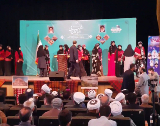 ابراهیم رییسی، رییس جمهور در اولین سفر خود به آذربایجان غربی در سفری یک روزه، تا دقایقی دیگر ابتدا با مردم مهاباد دیدار خواهد کرد و سپس به مرکز استان باز خواهد گشت.
