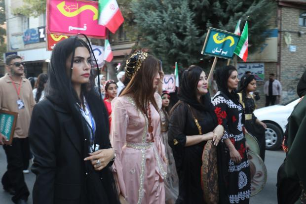 کارناوال افتتاحیه چهارمین جشنواره ملی اتودهای نمایشی ایران، با حضور گروه‌های هنری ۲۳ استان کشور، بوکان را به صحنه‌ای بزرگ از رنگ، موسیقی، آیین و تئاتر تبدیل کرد؛ رویدادی پرشور که هزاران شهروند را به خیابان‌ها کشاند و حضور چشمگیر زنان و دختران هنرمند، یکی از درخشان‌ترین جلوه‌های آن بود.