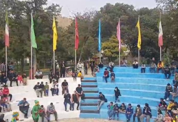  هنرمند و کارگردان تئاتر مریوانی به همراه همسرش در روز عروسی‌شان در پارک ملت(باخ پارک) حضور یافت.