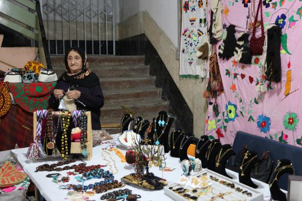 نمایشگاه هنرهای دستی و محصولات فرهنگی بانوان در مهاباد برپا شد.