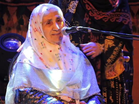 هنوز در قلب کوهستان‌های سر به فلک کشیده‌ی زاگرس اگر ساعتی چند تأمل کنی و با گوش‌جان گوش فرا دهی می‌توانی پژواک صداها و نغمه‌های ماندگار شیرزنان نستوه کُرد را بشنوی...