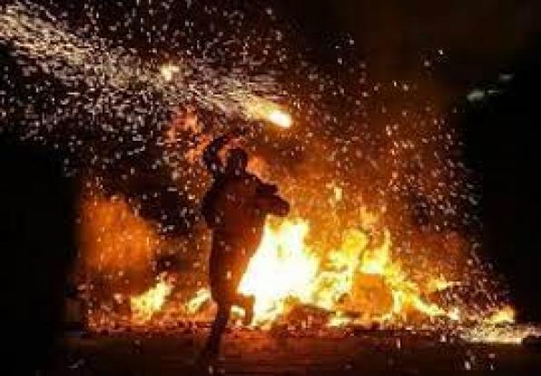 ۱۷عملیات آتش‌نشانی در شب چهارشنبه سوری کرمانشاه/۳خانه در آتش سوخت
