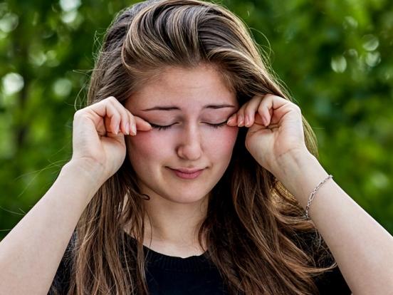 دلایل خارش چشم؛ از خستگی تا عفونت و عوارض داروها