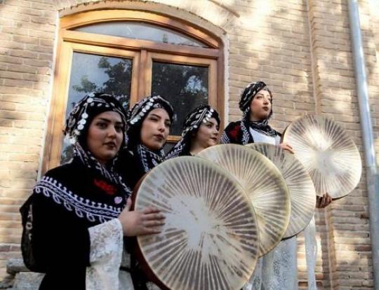  موسیقی محلی کردستان در معرفی و نگهداری فرهنگ و آداب و رسوم این مرز و بوم نقش ممتازی را داراست.