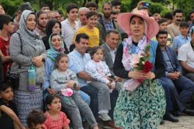 پیرانشهر این روزها، شهری متفاوت است؛ کوچه‌ها و میدان‌هایش دیگر تنها مسیر عبور نیستند، بلکه صحنه‌هایی زنده‌اند که بر آن‌ها داستان زندگی، امید، عشق و شور مردمی به نمایش درمی‌آید.