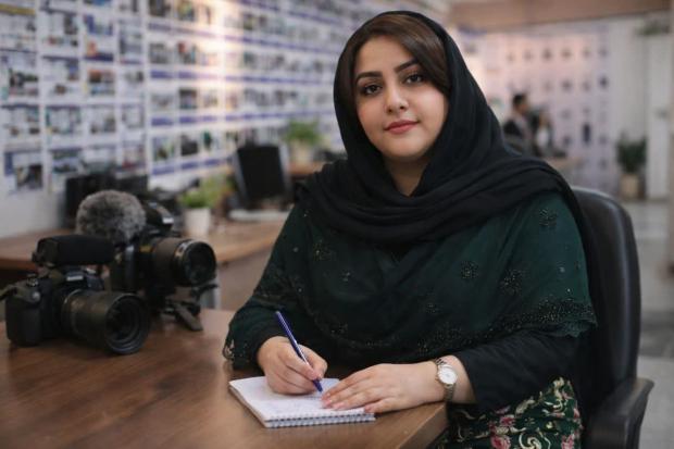 زنانی که تجربه، دانش و مهارت خود را به نسل بعد منتقل می‌کنند، نه تنها مسیر رشد و موفقیت جوانان را هموار می‌کنند بلکه ستون‌های فرهنگی، اجتماعی و اقتصادی جامعه را مستحکم می‌سازند. نقش زنان راهنما و منتور، سرمایه‌ای است که برای آینده پایدار و پویا شکل می‌گیرد و الگویی الهام‌بخش برای جامعه و خانواده‌هاست.